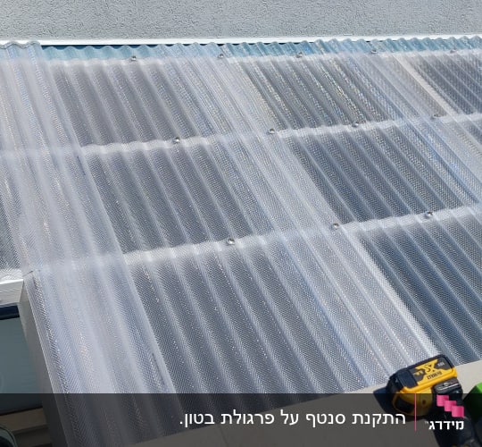 גג פלסטיק שקוף עם מקדחה וקופסה ירוקה